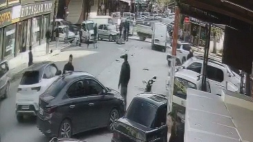 Bursa'da otomobil ile motosikletin çarpışması kamerada; 2 yaralı