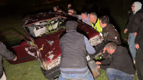 İstanbul- Avcılar'da sürücüsünün kontrolünü kaybettiği otomobil yaklaşık 4 metre yüksekten düştü