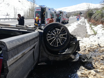 Devrilen otomobildeki çift ile 2 çocuğu yaralandı