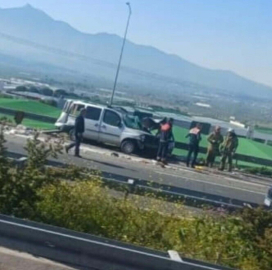 İzmir'de kamyon, hafif ticari araca çarptı; 1 ölü, 2 yaralı