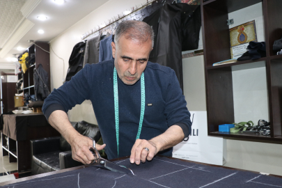 Engeli mesleğinden koparmadı; 42 yıldır terzilik yapıyor