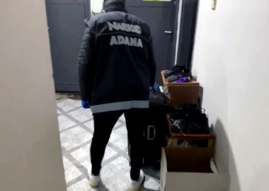 Uyuşturucu haplarla kaçarken kapıda polise yakalandı