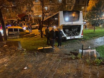 Kendiliğinden hareket eden işçi servisi otobüsü park halindeki araçlara çarptı; o anlar kamerada