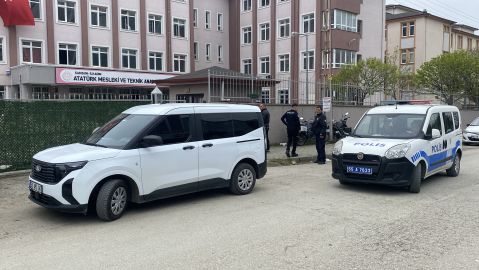 Kendilerini izinsiz girdikleri okuldan çıkarmak isteyen öğretmeni darbettiler