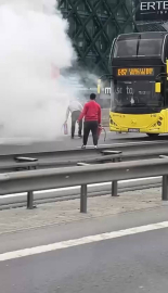 İstanbul - Bağcılar'da motorunda yangın çıkan araç, çevredekilerin müdahalesiyle söndürüldü