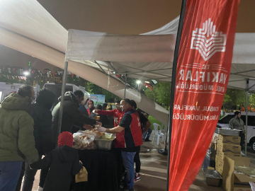 İstanbul - Vakıflar Genel Müdürlüğü geceyi parklarda geçirenlere çorba ikram etti