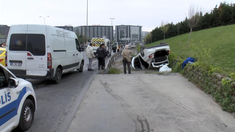 İstanbul - Bakırköy'de servis minibüsünün karıştığı zincirleme kaza: 5 yaralı / Ek görüntülerle geniş haber