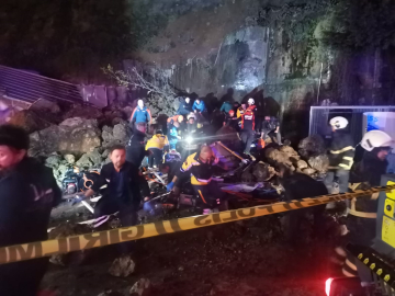 Samsun'da heyelan; 4 kişilik ailenin bulunduğu araç kaya parçalarının altında kaldı