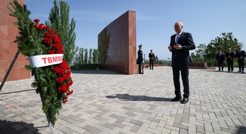 TBMM Başkanı Kurtulmuş, Ata-Beyit Ulusal Tarih ve Anıt Kompleksi’ni ziyaret etti
