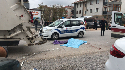 Sakarya'da çöp kamyonunun altında kalan yaya öldü; kaza anı kamerada
