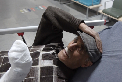 Tarlasına kurmak istediği köstebek tabancası patlayınca elinden yaralandı