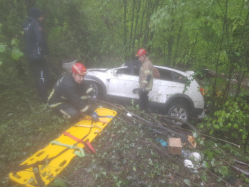 Ormana uçan cipin sürücüsü öldü, 2'si çocuk 3 kişi yaralandı