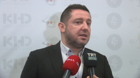 İstanbul - Eski futbolcu Nihat Kahveci hakkında eski eşi ve çocuklarına karşı uzaklaştırma kararı