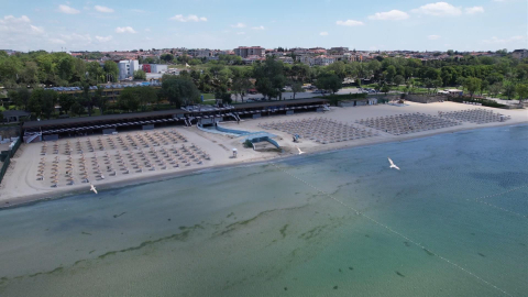 İstanbul - İstanbul'da plajlar sezona hazır; giriş ücreti 1500 lira olan var