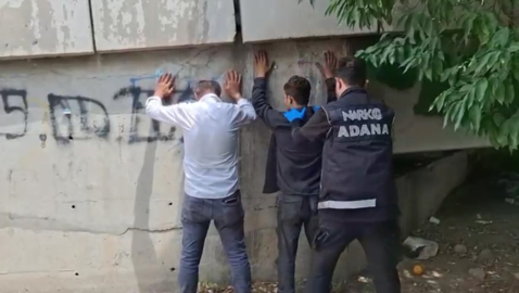 Adana'da uyuşturucu kullanan 45 kişiye suçüstü