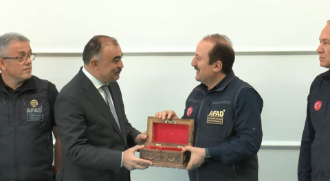 Azerbaycan'dan AFAD personeline iş birliği rozeti