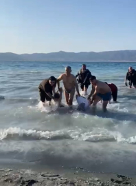 Salda Gölü'nde baba ve oğlu boğuldu