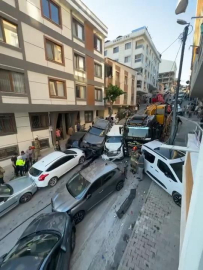 İstanbul - Başakşehir'de vinç park halindeki 18 araca çarptı -1