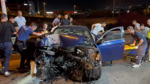 İstanbul - Sultanbeyli’de otomobil duvara çarptı; sıkışan 2 yaralıyı itfaiye kurtardı