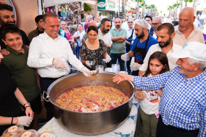 Sancaktepe'de, üç farklı noktada aşure dağıtıldı