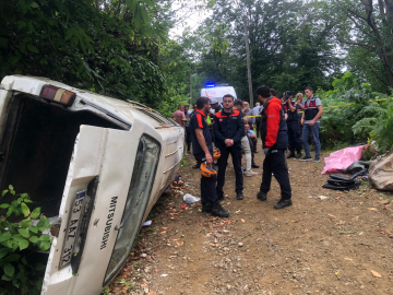 Rize'de minibüs, yamaçtan yuvarlandı; 2 ölü, 3 yaralı