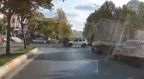 İstanbul- Esenyurt'ta otomobille motosiklet çarpıştı; kaza kamerada