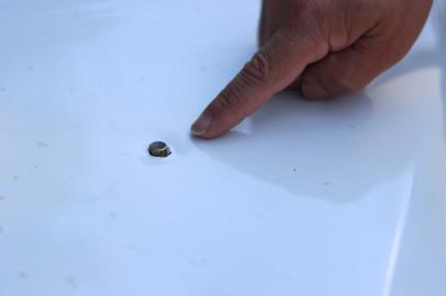 Yorgun mermi kaputa isabet etti; çocuklar kıl payı kurtuldu