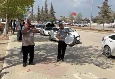 Direksiyon sınavını kazandı, sevincini davul- zurna eşliğinde kutladı; o anlar kamerada