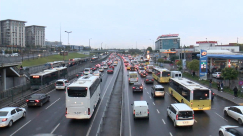 İstanbul - İstanbul'da yağışın etkisi ile trafik yoğunluğu oluştu -1