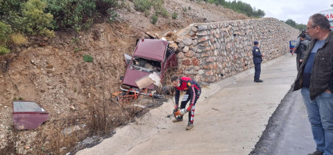 Otomobil istinat duvarına çarptı; 1 ölü, 1 yaralı
