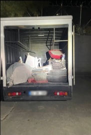 Kamyonetteki gizli bölmede 11 kaçak göçmen yakalandı: 2 tutuklama