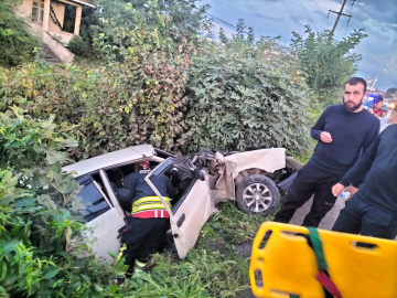 Otomobil refüjdeki elektrik direğine çarpıp, karşı şeride savruldu; 2 yaralı