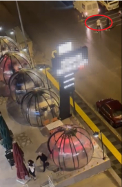 Kafedeki akrabasına av tüfeği ile ateş açtı, silah tutukluk yaptı; o anlar kamerada