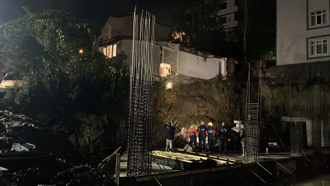 Temel kazası yapılan inşaatın bitişiğindeki evin bir duvarı çöktü