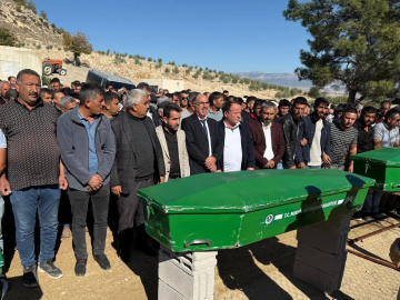 Midibüsle çarpışan otomobilde ölen 3 kişi toprağa verildi