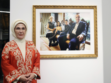 İstanbul- Emine Erdoğan, Vakıfbank Sanat Galerisi'nin açılışına katıldı