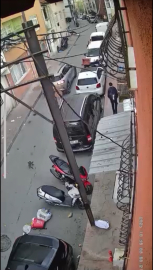 İstanbul - Beyoğlu'nda ortaokul öğrencisi arkadaşını boynundan bıçakladı; o anlar kamerada