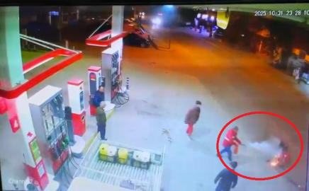 Bursa'da alev alan motosiklet akaryakıt istasyonuna devrildi: O anlar kamerada