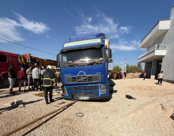 Lastiğini değiştirdiği TIR'ın altında kalan şoför ağır yaralandı