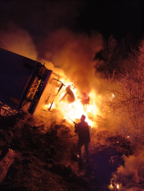 Otoyolda alkollü içecek yüklü TIR yandı