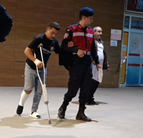 Çekici, hafif ticari araca çarptı; 2 ölü, 3 yaralı (3)