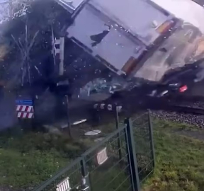 Hollanda’da tren, TIR’a çarptı: 5 yaralı