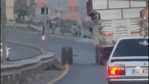 Hareket halindeki kamyonun dingili koptu; o anlar kamerada