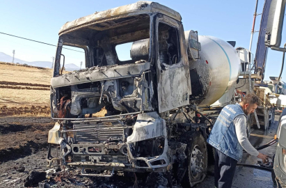 Gaziantep’te seyir halindeki beton mikseri yandı