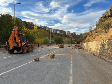 Tunceli’de kara yolunda ‘kaya’ tedbiri; kopan kayalar kamera