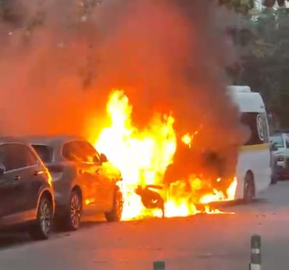 Öğrenci servis minibüsünde çıkan yangın, otomobile sıçradı