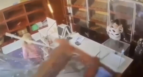 Edirne'de otomobilin fırına daldığı kaza kamerada / Video eklendi