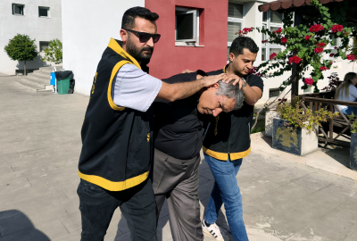 Adana- Otomobilin lastiği patlayınca yakalanan cinayet şüphelisi, susma hakkını kullandı /Video eklendi