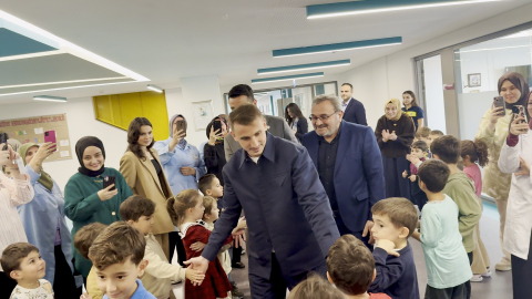 İstanbul- Minik Aras’ın başkanlık vaadi gerçek oldu: Kerem Aktürkoğlu öğrencilerle buluştu