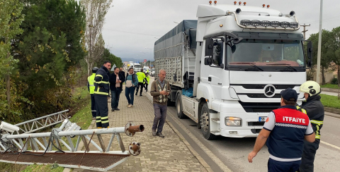 TIR'ın açılan dorsesi PTS direğini devirdi